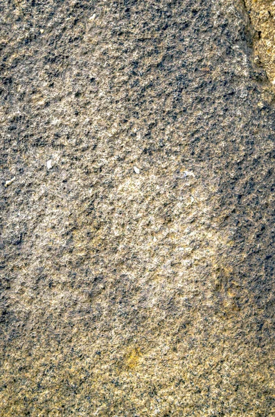 古いカビ風化した石の表面のテクスチャ 風化した石の表面の背景の質感 苔カビの汚れと古い石の壁 灰色の粗い岩の表面パターン 地衣類の緑と黄色のスポットと天然石の表面のテクスチャ — ストック写真