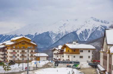 Sochi Rosa Khutor otel karlı dağlarda, snowboard bir