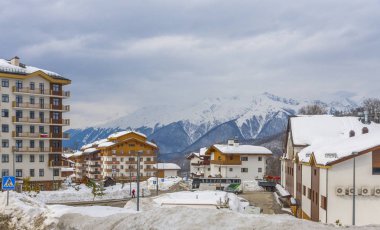 Sochi Rosa Khutor otel karlı dağlarda, snowboard bir