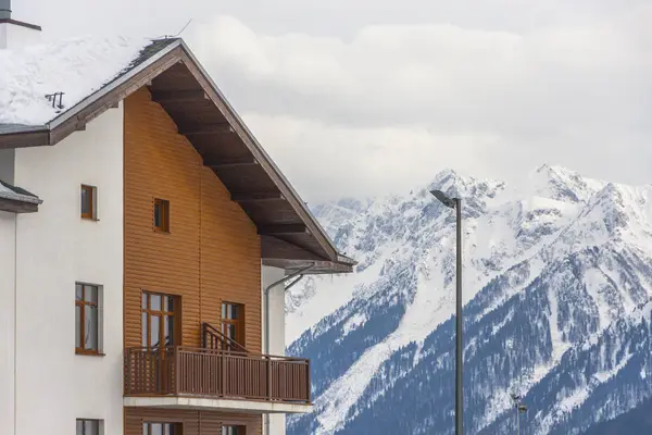 Sochi Rosa Khutor otel karlı dağlarda, snowboard bir