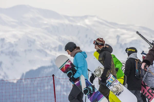 Sochi Rosa Khutor snowboard ve kayakçılar karlı dağ Ocak 2017