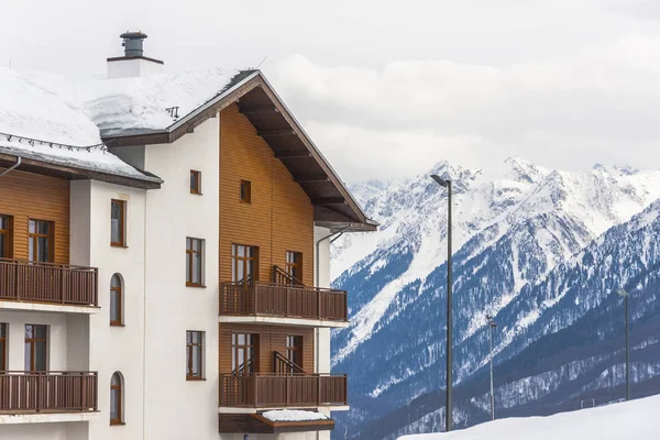 Sochi Rosa Khutor otel karlı dağlarda, snowboard bir