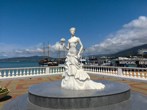 Gelendzhik, Rusya, Mayıs, 2017. Heykel beyaz gelin denizlerde