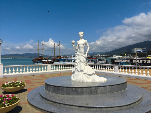 Gelendzhik, russland, mai 2017. skulptur weiße braut auf den meeren — Stockfoto