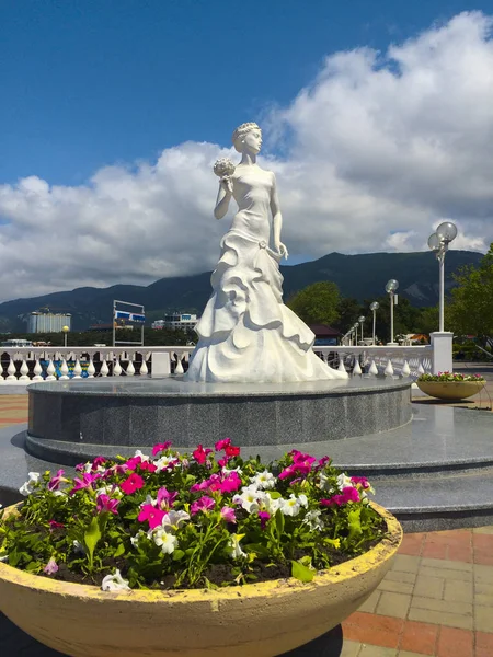 Gelendzhik, Rússia, maio de 2017. Escultura Noiva Branca nos mares — Fotografia de Stock