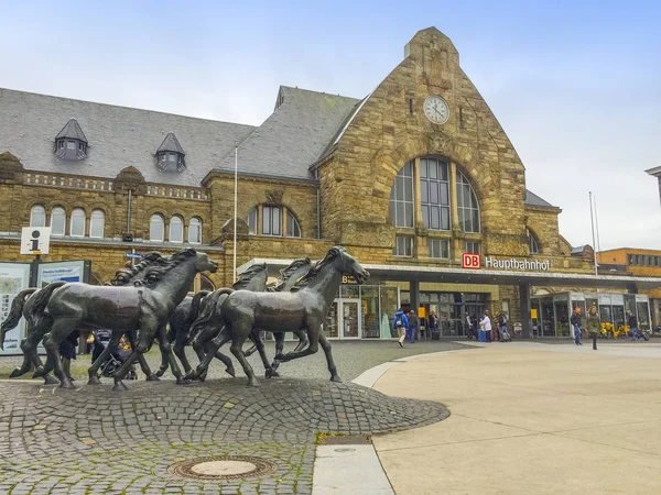 Aachen tren istasyonu, at Ekim 2015 heykeli