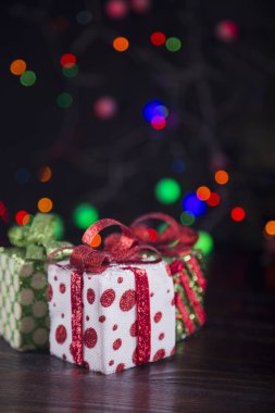 Garland ışıklar açık renkli bokeh arka plan ile hediye kutuları