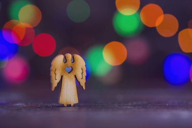 Noel meleği garland ışıkları o ile kalp şeklinde delik