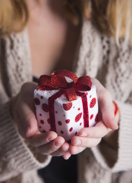 Genç kadın holding tek hediye kutusu eller — Stok fotoğraf