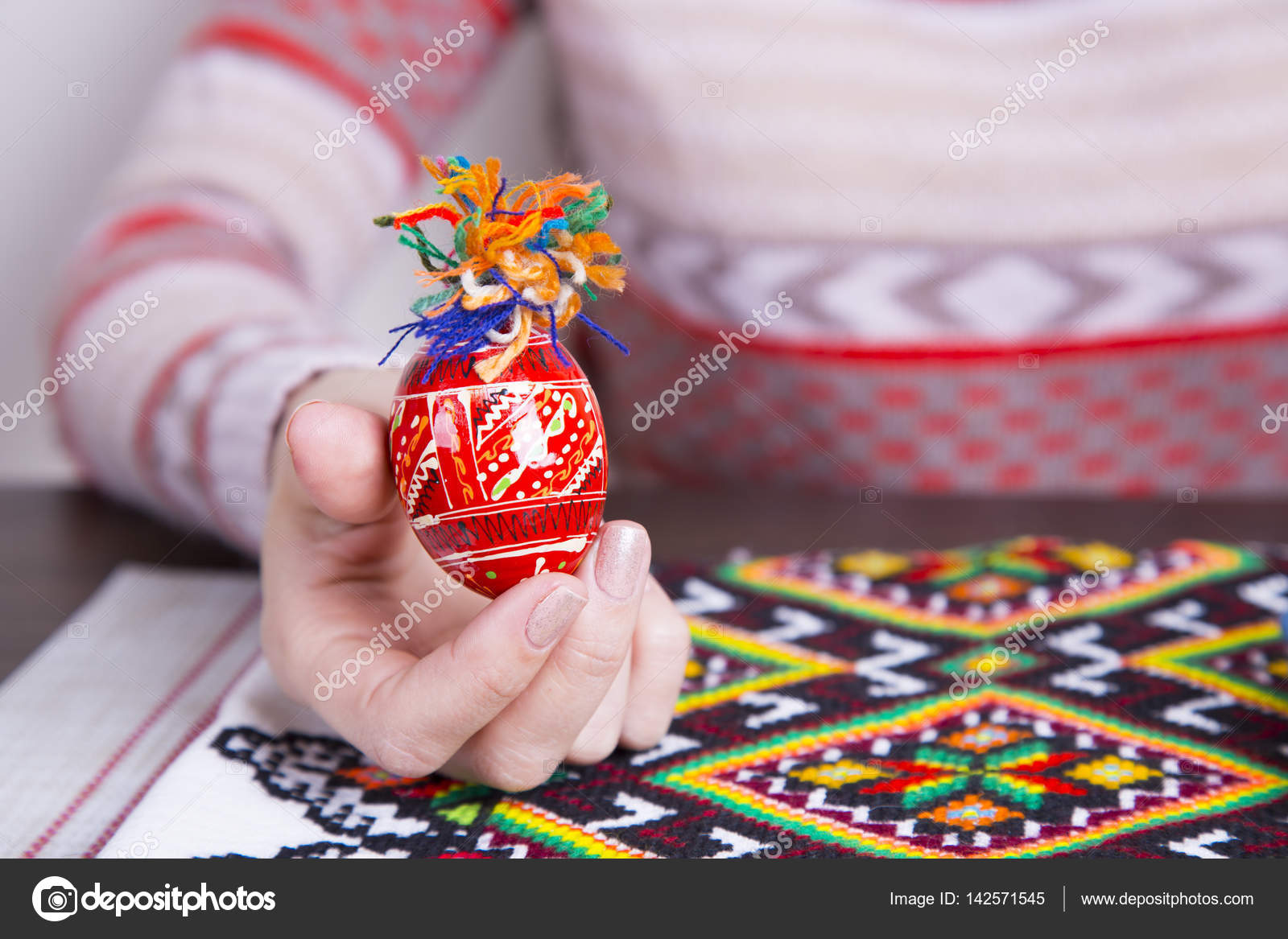 Uovo di Pasqua colorato con disegni tradizionali in mani femminili Uovo di Pasqua colorato con disegni tradizionali in mani femminili — Foto Stock