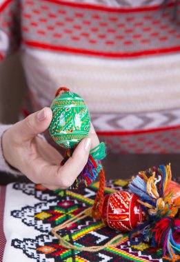 Eller geleneksel tasarımları ile renkli Paskalya yumurtaları