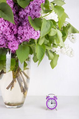 Lila mor çalar saat beyaz arka plan üzerinde ile buket