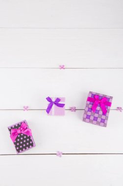 Eflatun çiçekler beyaz bac çevrili üç mor hediye kutuları