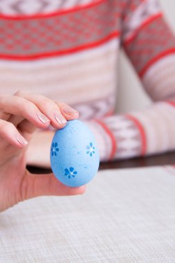 Kadın elinde mavi renkli Paskalya yortusu yumurta