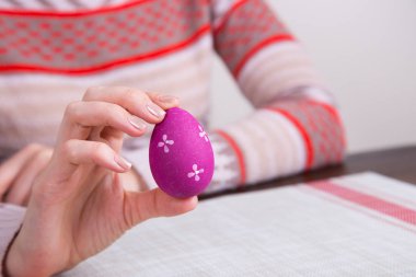 Eller koyu kırmızı renkli Paskalya yortusu yumurta