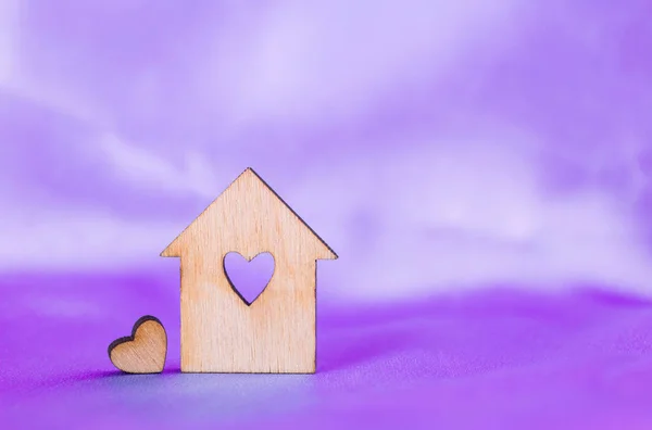 在形式上紫色的绸缎面料的心孔座木头房子里 — 图库照片