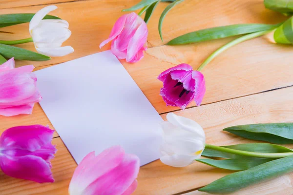 Ramo de tiernos tulipanes rosados con hoja de papel sobre lana clara — Foto de Stock
