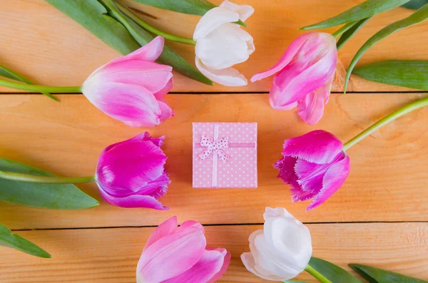 Ramo de tiernos tulipanes rosados con caja de regalo en espalda de madera clara — Foto de Stock