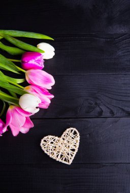 Buket ihale pembe laleler ve hasır kalp siyah ahşap b