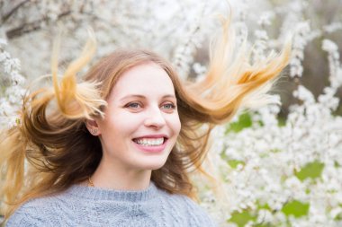 Harika bloom önünde duran güzel sarışın genç kadın