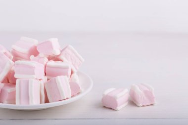 Pastel yakın çekim tatlılar. Pembe ve beyaz yumuşak hatmi plaka üzerinde