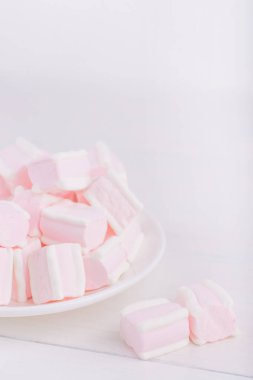 Pastel yakın çekim tatlılar. Pembe ve beyaz yumuşak hatmi plaka üzerinde