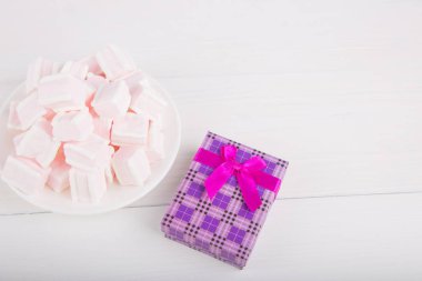 Beyaz adam üzerinde hediye kutusu ile yumuşak pembe ve beyaz hatmi