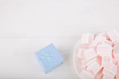 Beyaz adam üzerinde hediye kutusu ile yumuşak pembe ve beyaz hatmi