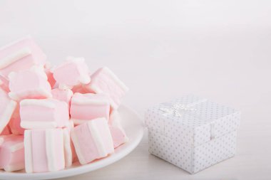 Beyaz adam üzerinde hediye kutusu ile yumuşak pembe ve beyaz hatmi