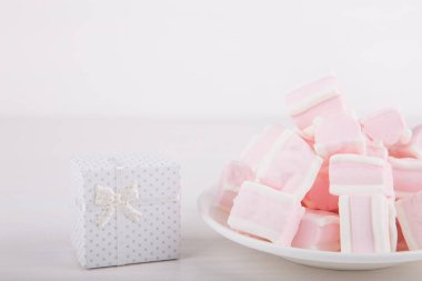 Beyaz adam üzerinde hediye kutusu ile yumuşak pembe ve beyaz hatmi