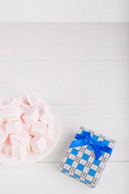 Beyaz adam üzerinde hediye kutusu ile yumuşak pembe ve beyaz hatmi