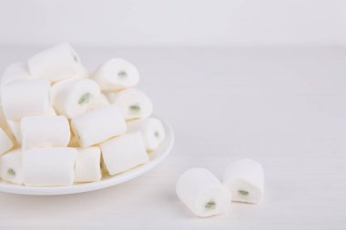 Yakın çekim tatlı elma hatmi beyaz arka plan üzerinde plaka üzerinde