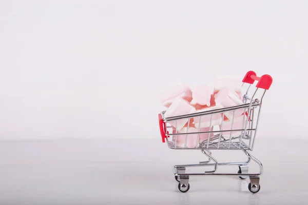 Petit chariot de supermarché avec guimauve rose et blanche — Photo
