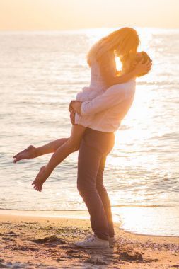 Güzel genç Romantik Çift RI ışınlarının deniz öpüşme