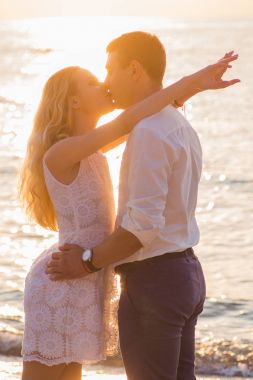 Güzel genç Romantik Çift RI ışınlarının deniz öpüşme