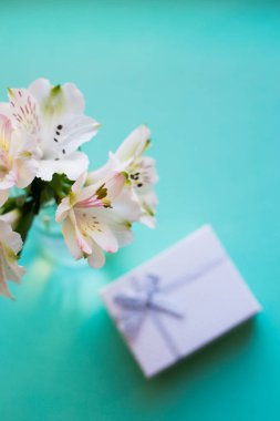 Alstroemeria güzel ihale buket beyaz hediye kutusu ile