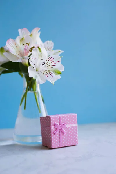 Beau bouquet tendre d'Alstroemeria avec coffret cadeau rose — Photo