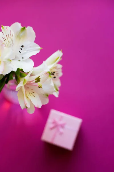Bellissimo bouquet tenero di Alstroemeria con confezione regalo rosa — Foto Stock