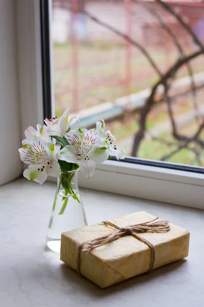 Beau bouquet tendre d'Alstroemeria avec parcelle enveloppée nea — Photo