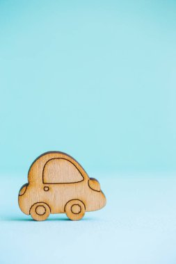 Nane yeşili arka plan üstünde ahşap araba kutsal kişilerin resmi