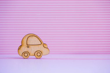 Ahşap araba simgesi pembe çizgili arka plan üzerinde