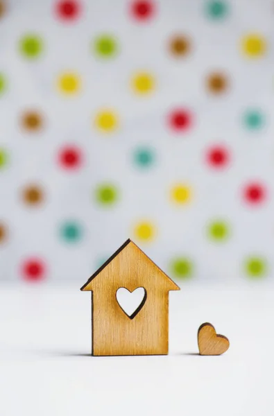 Casa de madeira com furo em forma de coração com pouco coração em spo — Fotografia de Stock