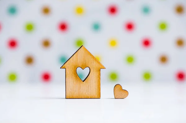 Trähus med hål i form av hjärta med lite hjärta på spo — Stockfoto