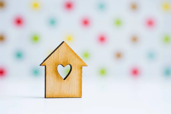 Maison en bois avec trou en forme de coeur sur fond tacheté — Photo