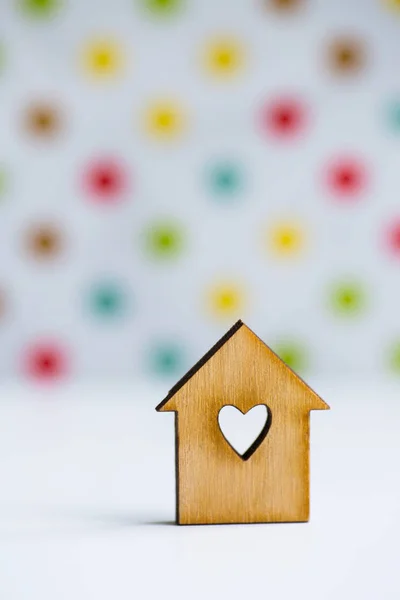 Casa in legno con foro in forma di cuore su sfondo macchiato — Foto Stock