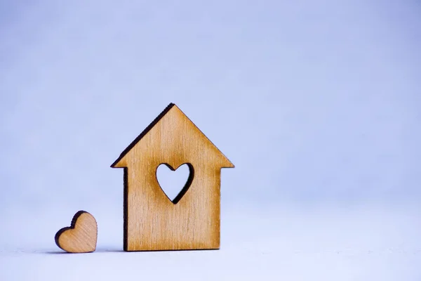 Maison en bois avec trou en forme de coeur avec petit coeur sur gra — Photo