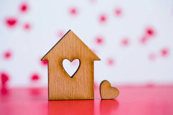 Maison en bois avec trou en forme de coeur avec petit coeur sur la broche — Photo