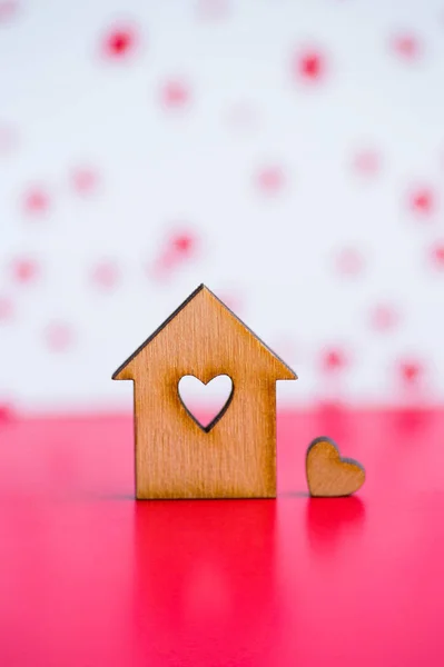 Casa de madeira com furo em forma de coração com pouco coração no pino — Fotografia de Stock