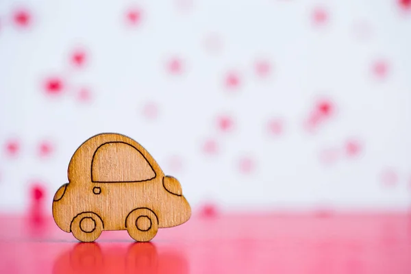 Dřevěné auto ikona na růžové a bílé pozadí — Stock fotografie