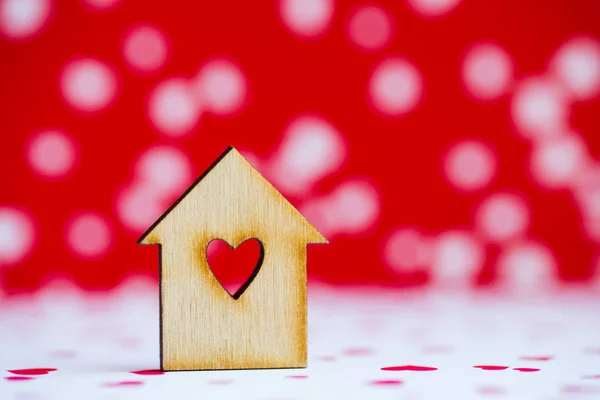 Drewniany dom z otworem w postaci serca na biało -czerwone backgro — Zdjęcie stockowe